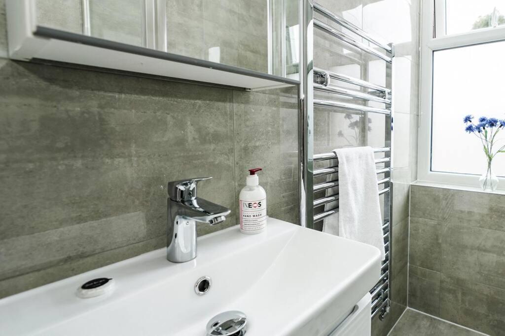 Newly Renovated Modern 4 Bed 3 Bath Apartment London Exterior photo